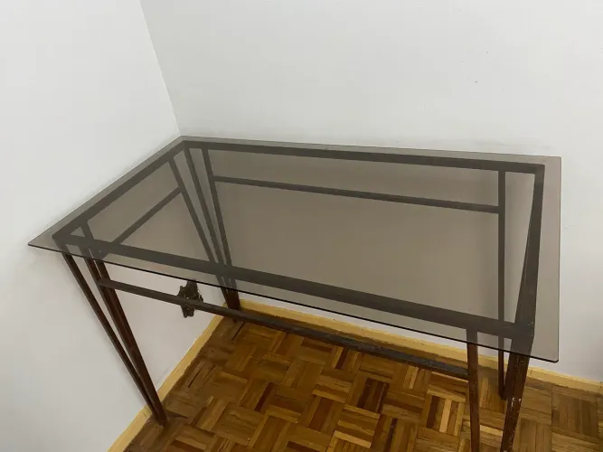 mesa de escritório com tampo de vidro fumê