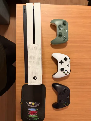 XBOX ONE S 1 TB + 3 CONTROLES + 8 JOGOS