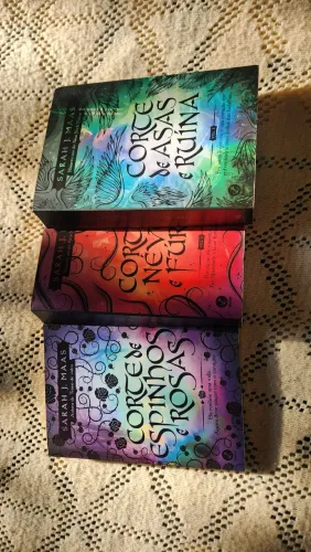 Série ACOTAR ? 3 Primeiros volumes: Espinhos e Rosas, Névoa e Fúria, Asas e Ruína 