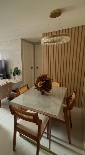 Mesa de 4 lugares com as cadeiras