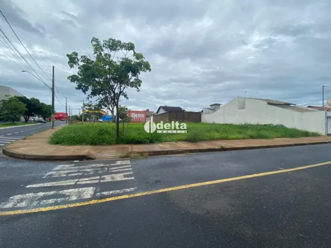 Área Mista disponível para venda no bairro Granada em Uberlândia-MG