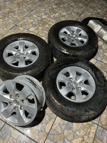 Vendo roda Hilux aro 16 original zap *