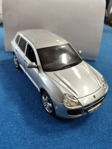 Miniatura Porsche Cayenne Turbo 1/18, Maisto