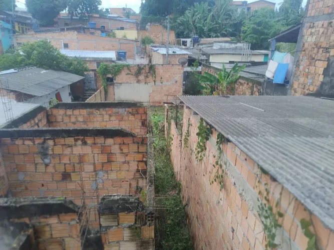Terreno com 03 casas