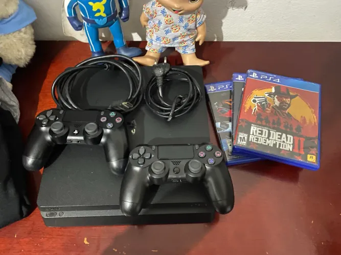 PlayStation 4 slim, com 2 controles e 3 jogos