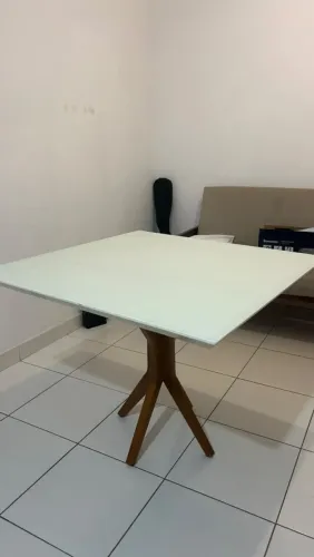 Mesa de Jantar | Tampo de vidro e pés de madeira