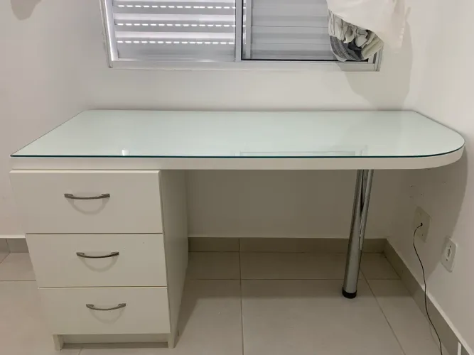 Vendo escrivaninha, 100% MDF, com três gavetas e tampo de vidro.