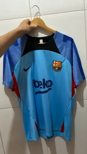 Camisa Barcelona símbolo bordado