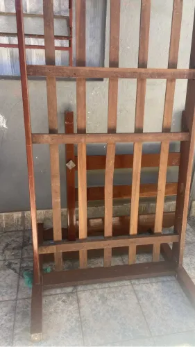 Cama de madeira solteiro