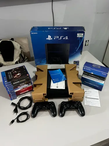 Vendo PS4 com 2 controles + jogos