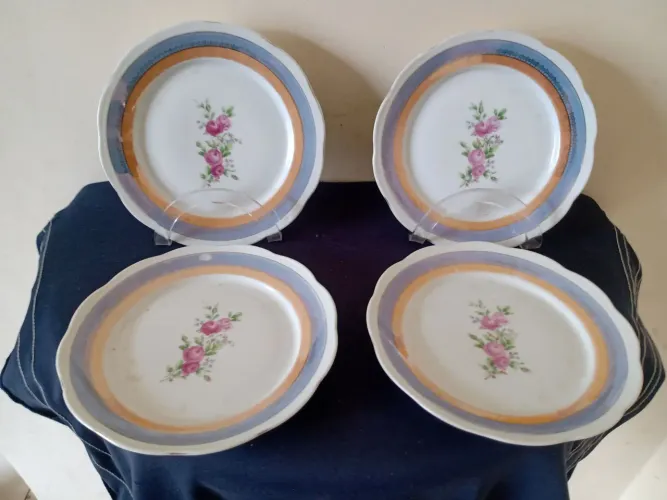 Conjunto de Pratos Antigos
