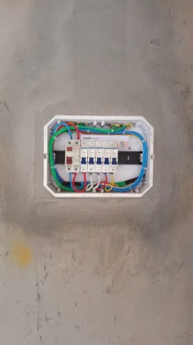 Eletricista 24h/ chuveiro/ quadro elétrico/ curto