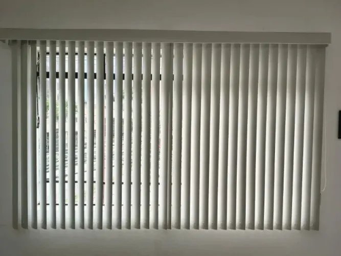 02 Persianas Verticais em PVC com trilho e bandô