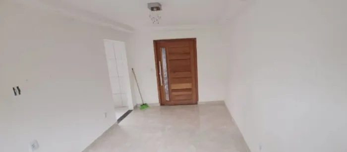 Casa independente, com um quarto, sala grande , cozinha, banheiro,varanda , vaga coberta