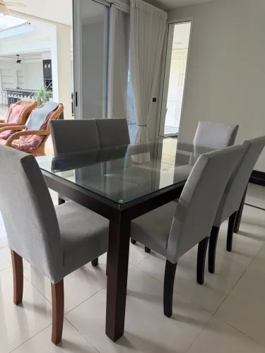 MESA DE JANTAR 6 LUGARES COM TAMPO DE VIDRO + 6 CADEIRAS ESTOFADAS