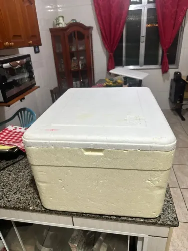 Vendo dois isopor de120l e70l. por R$ 80,00.
