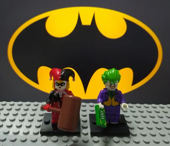 Bonecos e Minifiguras Coringa e Arlequina - DC Comics (blocos de montar tipo LEGO)
