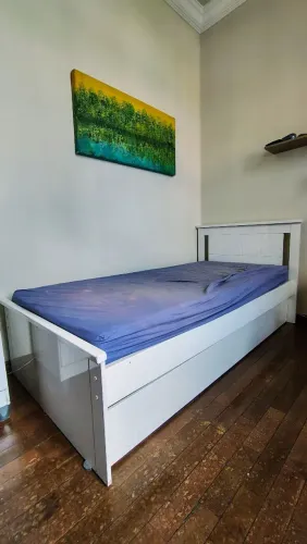 Cama de solteiro com bicama