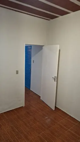 Apto tipo kitnet com quarto, cozinha, banheiro com box, pequena área de tanque