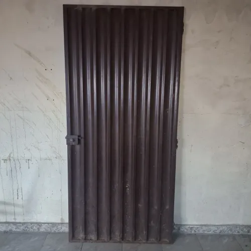 Porta de aço com chapa ondulada - 2,30m x 0,95m - usado