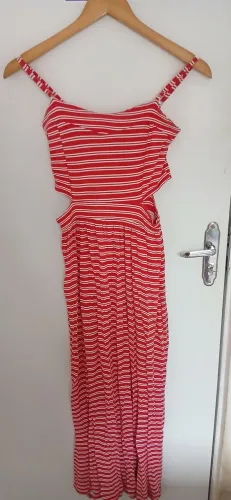 Vestido longo, vazado nas laterais