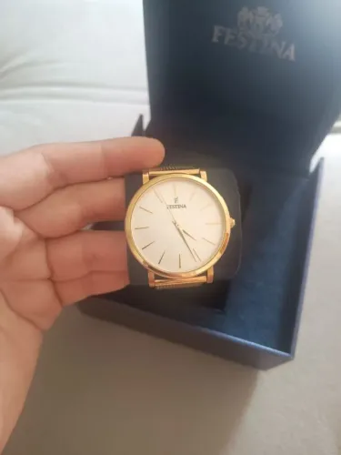 Relógio dourado da marca Festina