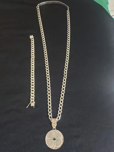 Conjunto Corrente de prata com pigente trevo da sorte e pulseira.