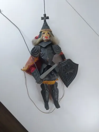Boneco de marionete guerreiro medieval vintage