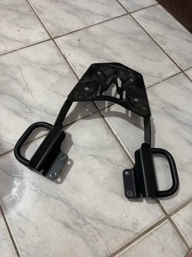 Vende-se este suporte para baú da marca coyote