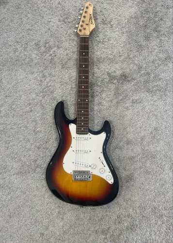 Guitarra Strinberg, amplificador Meteoro MG10, capa e cabo. Ótimo estado.