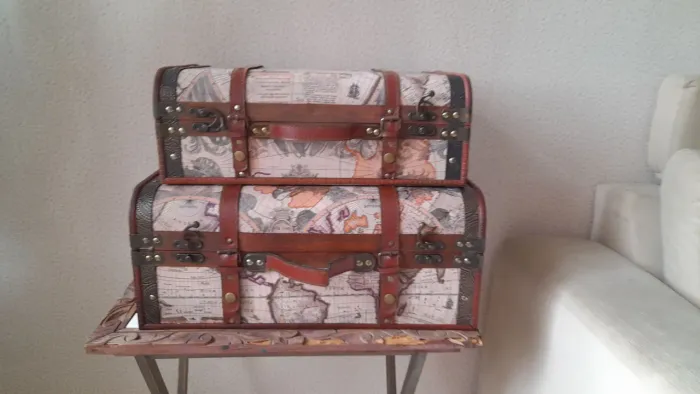 Mala vintage com padrão de mapa