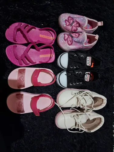 Vendo sapatinhos para crianças todos por 100 reais 