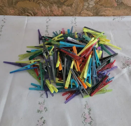 Lote de diversos prendedores coloridos de cabelo
