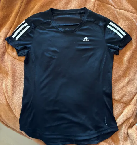 Camiseta adidas preta feminina P