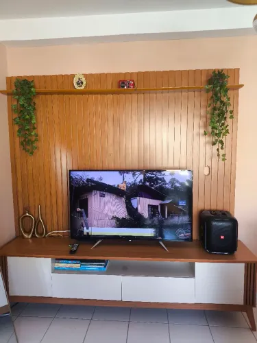 RACK COM PAINEL EM MDF - TAMPO E PÉS EM MADEIRA