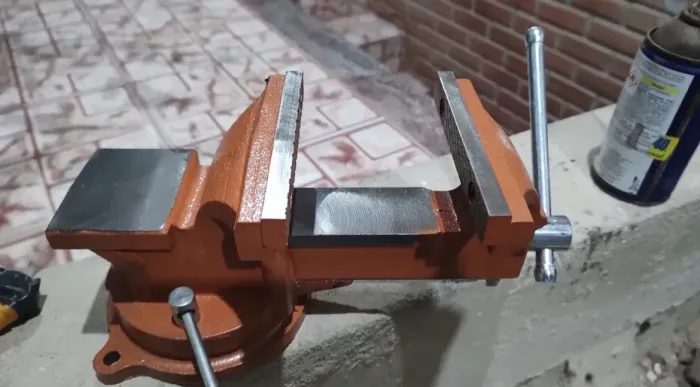 Torno Morsa de Bancada Rotativa com Bigorna 5" 125 mm Sparta, valor $260, em Santa