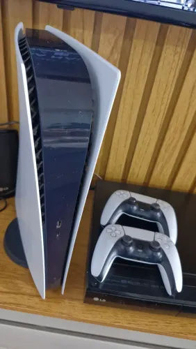 PlayStation 5 com 2 controles 