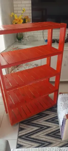 Estante Pallet envernizada com rodízios