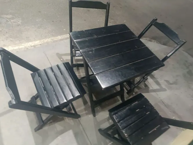 MESA E CADEIRAS DE MADEIRA