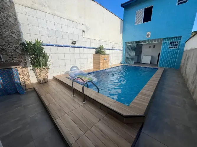 Casa com piscina no bairro Vila Mirim, Praia Grande - SP