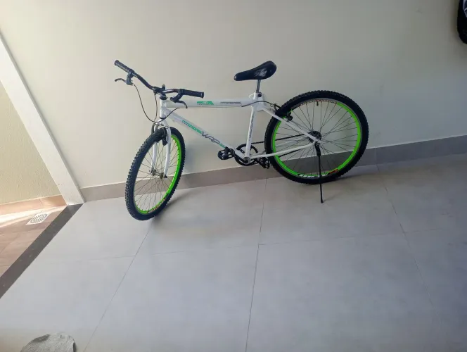 Vende se uma bicicleta bem conservada 