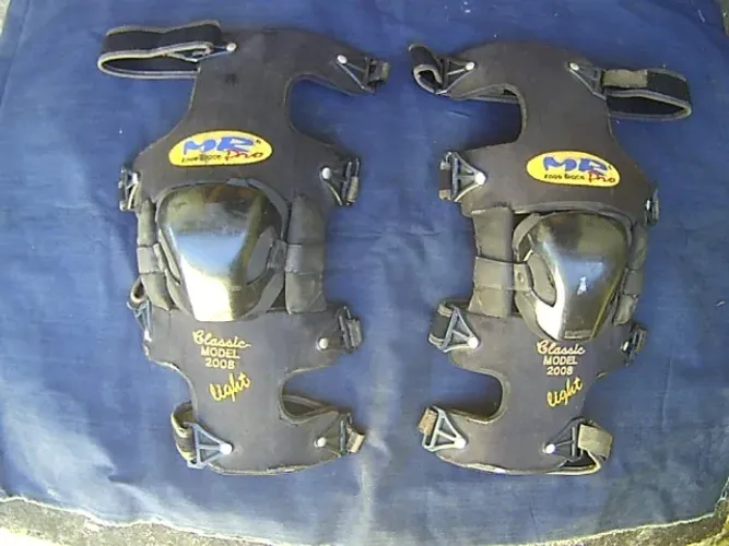 Joelheira Articulada MR PRO Classic Light para trilha tamanho M Brace