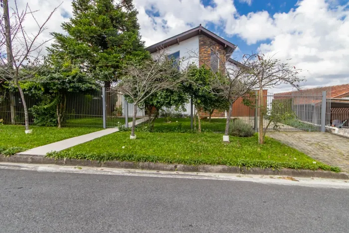 Sobrado à venda, 4 quartos, 1 suíte, com 3 garagens, 282m² no Barigui, Araucária