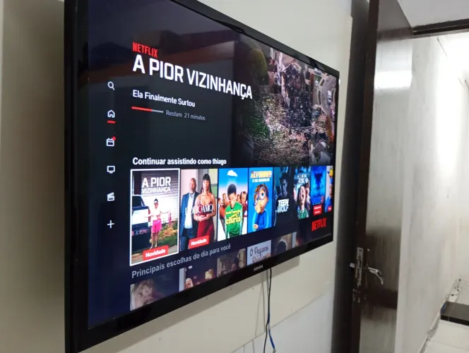 Vendo uma TV smart 32 polegadas com wi-fi Netflix YouTube 