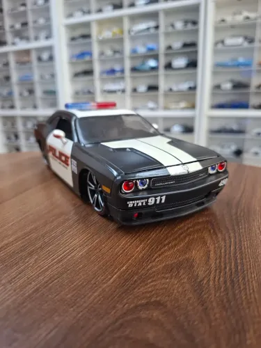 Miniatura Police Maisto 1/24 Dodge Challenger SRT8 2008 All Stars
