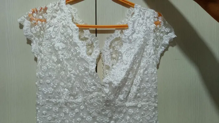 Vestido de Noiva Longo em Renda - Romântico, com Detalhes em Botões e Costas Trabalhadas