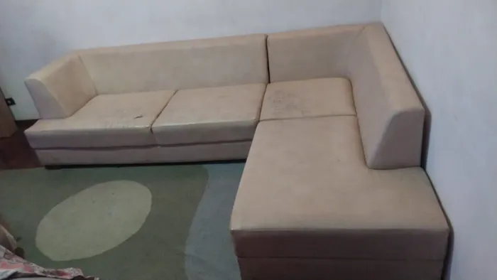 Sofá em L,  madeira pura , R$500