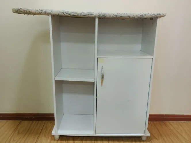 Vendo taboa de passar roupa com armário