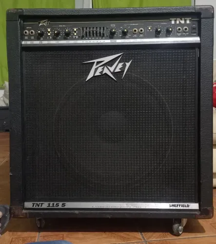 Caixa Peavey TNT 115 S 200 watts para contrabaixo