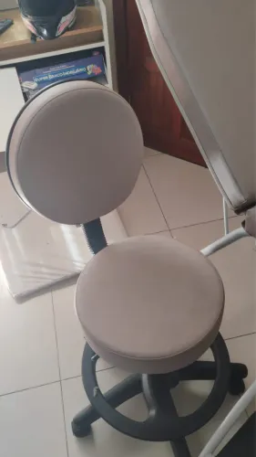 Vende-se, kit estético, uma maca, banqueta e Escadinha auxiliar.